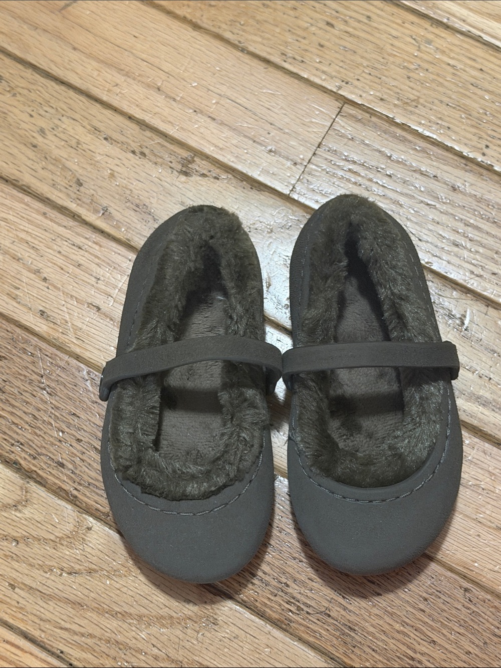 Crocs Girls Cozy Faux-Fur lined rich Taupe Mary Jane Slippers with Strap. Sz 6-7
